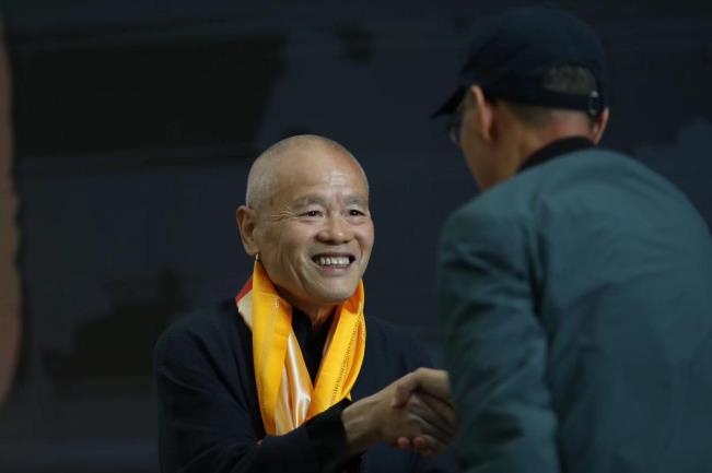 觀云白酒致敬藝術(shù)家李小可