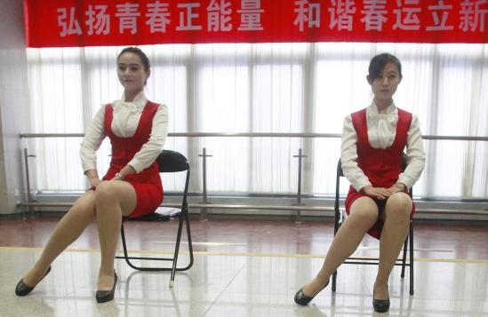 濟(jì)南鐵路局春運(yùn)美女志愿者露美腿,齊P小短裙?jié)鈯y艷抹引爆眼球組圖