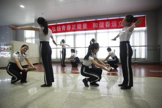 濟(jì)南鐵路局春運(yùn)美女志愿者露美腿,齊P小短裙?jié)鈯y艷抹引爆眼球組圖
