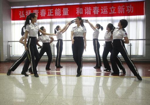濟(jì)南鐵路局春運(yùn)美女志愿者露美腿,齊P小短裙?jié)鈯y艷抹引爆眼球組圖
