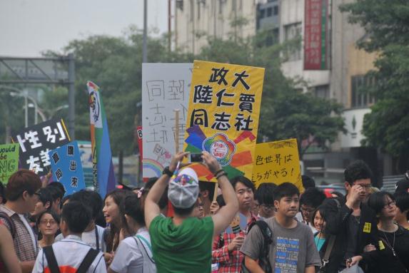 臺灣5萬名同性戀大游行，呼吁同志要婚姻平權，也要伴侶多元