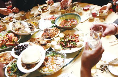 年末春節(jié)期間應(yīng)酬多喝酒多易肥膩，餐后吃什么補救最有效