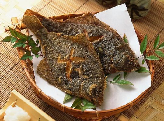 怎樣煎魚(yú)不掉皮？怎么煎魚(yú)不粘鍋？煎魚(yú)不掉皮不粘鍋的小竅門(mén)