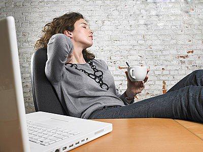 困了怎么辦？白領一族上班族學生族犯困時提神醒腦小妙招