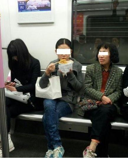 女子地鐵內(nèi)吃熱干面不聽(tīng)勸阻，網(wǎng)友拍照遭當(dāng)頭砸熱干面