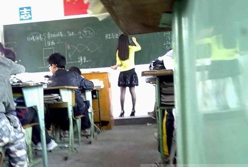 校規(guī)：中學(xué)禁女教師穿黑絲襪 校長：防女生效仿男生心亂