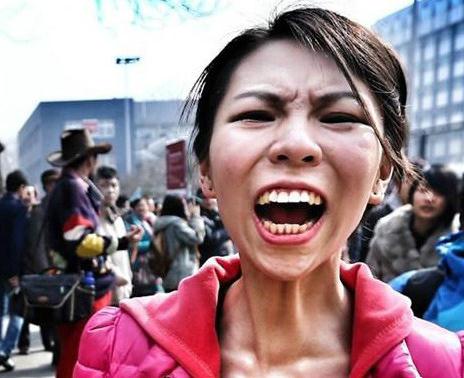 北影哭泣姐落榜大哭撒潑打滾圖走紅，網友調侃“哭這么丑怎么演瓊瑤戲”