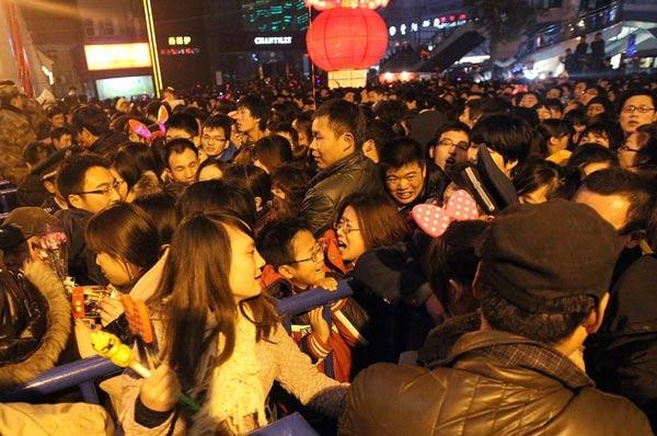 實拍鄭州元宵節觀燈人擠爆燈展，現場哭喊聲一片組圖
