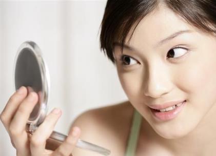照鏡子比真實的自己好看？專家稱心情好更加分