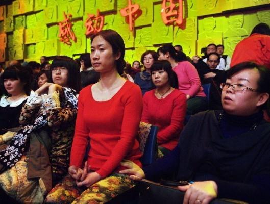 芙蓉姐姐著大紅衣現(xiàn)身《感動中國》，遭神秘男摸大腿露鄙視表情