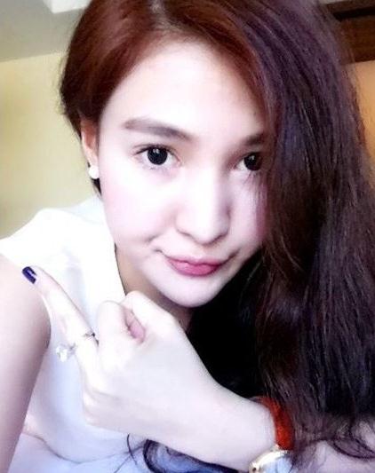 郭美美微博傳豎中指照，聲稱“不好欺負”要讓某些人沒臉活，網友評顫抖吧干爹們。
