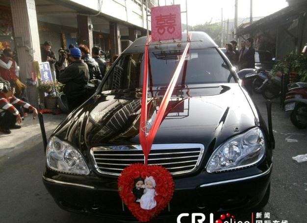 臺灣男子選忌嫁娶日大年初三完婚，六輛加長型殯葬禮車娶親