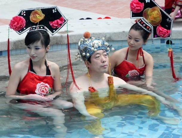 河南一溫泉會(huì)所開業(yè)，山西男子花十萬元享受“帝王頭湯”
