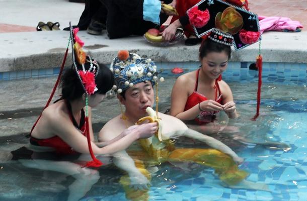 河南一溫泉會(huì)所開業(yè)，山西男子花十萬元享受“帝王頭湯”