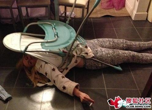 英國牛津一女子醉酒后嘗試坐進(jìn)兒童椅，屁股大被卡住了難脫身