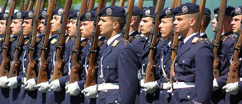 德國軍隊精英警衛(wèi)營男兵染怪病男性乳房發(fā)育癥，訓(xùn)練刻苦刺激胸部瘋長軍方調(diào)查(圖)