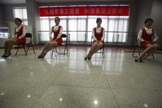濟南鐵路局春運美女志愿者露美腿，齊P小短裙?jié)鈯y艷抹引爆眼球(組圖)