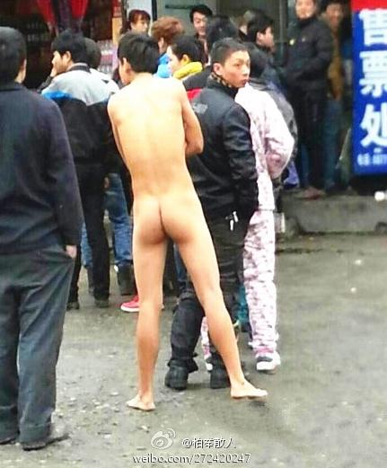 春運(yùn)如何能快速買火車票回家？溫州一裸男排隊(duì)買票被派出所遣送回家