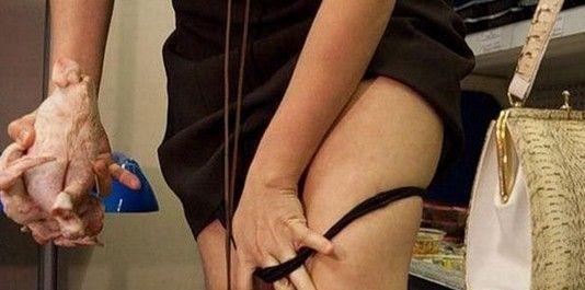 超市雷人一幕：強悍美女偷雞整只塞入陰道全過程