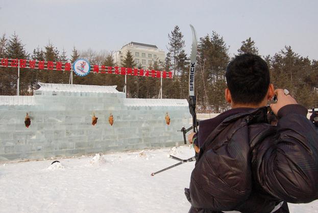 吉林延吉冰雪節為吸引游客，驚現活雞當靶供游客射殺組圖