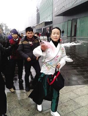 寧波青衣女子廣場沿路拋撒百元鈔票引市民哄搶，稱我撒錢別人撿錢就是快樂