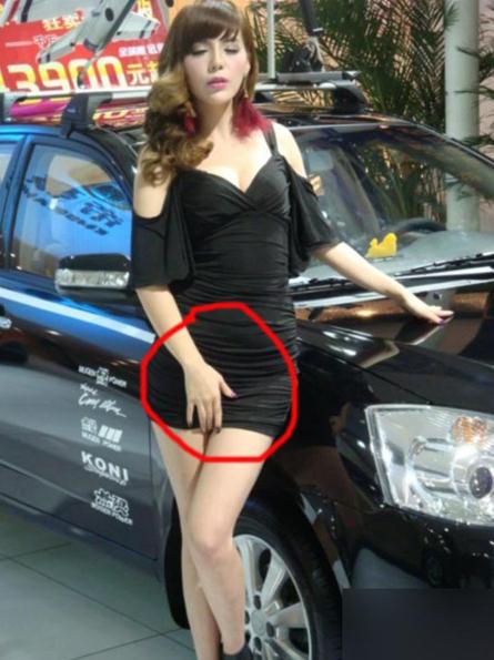 長沙國際車展自慰姐為搶鏡出奇招：表情銷魂手撫下體，秒殺全場胸器一摸成名