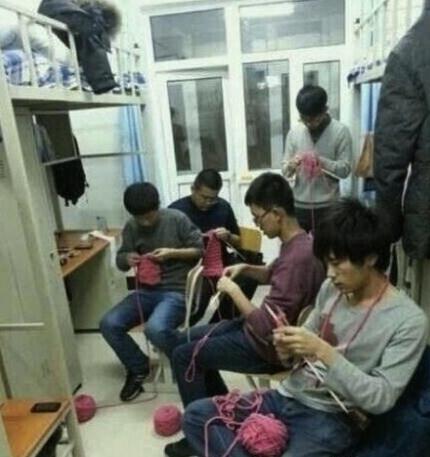 男生寢室集體織毛衣走紅，引無(wú)數(shù)女生“情何以堪”