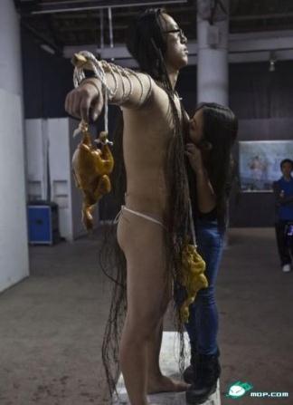 湖南某藝術(shù)學(xué)院大二女生為全裸男印吻痕以示愛情忠貞，1000個(gè)吻痕被批擾亂視線