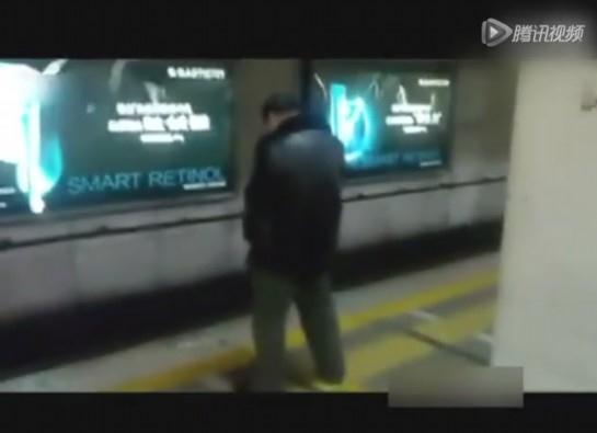 北京地鐵一號線現淡定撒尿哥，站臺淡定解手完事后淡定離開，遭網友譴責