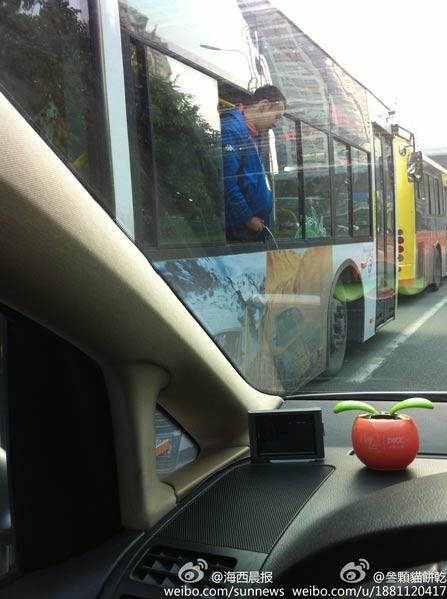 廈門一成年男子公交車上向窗外撒尿引熱議，網友建議出門帶紙尿褲