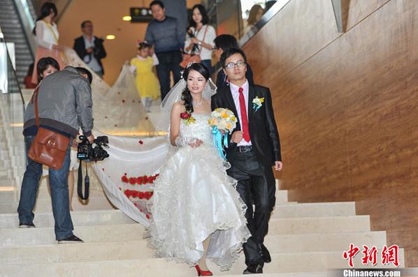 廣西南寧新娘穿520米長婚紗出嫁，代表我愛你，百人托舉裙擺