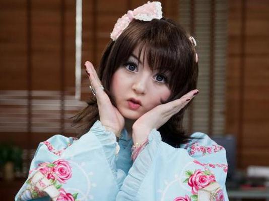 英國15歲瓷娃娃少女爆紅網(wǎng)絡遭追捧，有網(wǎng)友稱是怪胎