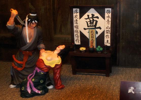 武二郎殺嫂祭兄，臺兒莊古城景區建武松殺嫂祭兄雕塑，潘金蓮胸部竟全裸惹爭議