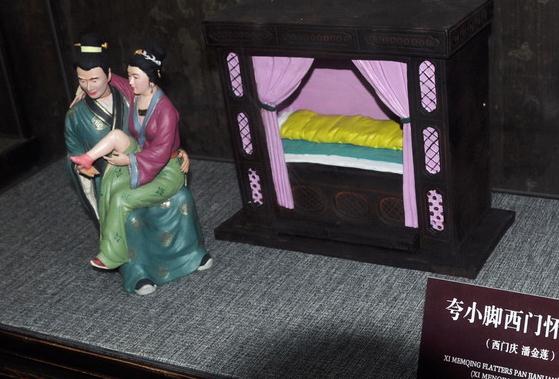臺兒莊古城景區建武松殺嫂祭兄雕塑，潘金蓮胸部竟全裸惹爭議