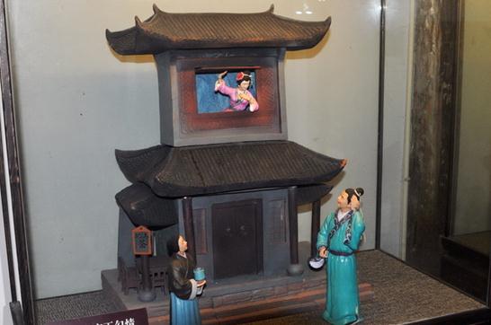 西門慶簾下勾情，臺兒莊古城景區建武松殺嫂祭兄雕塑，潘金蓮胸部竟全裸惹爭議