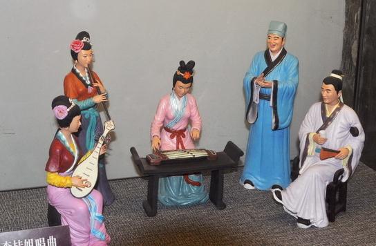 獻殷勤李桂姐唱曲，臺兒莊古城景區建武松殺嫂祭兄雕塑，潘金蓮胸部竟全裸惹爭議