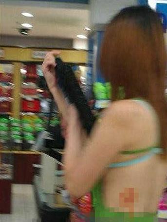 碉堡了！武漢紅鋼城超市暴露裸女露臀裝頻出沒，又換新戰衣