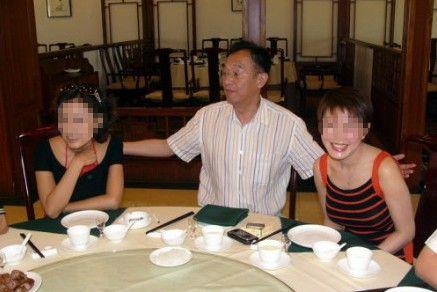 76歲作家張賢亮被曝包養(yǎng)5個情人，當(dāng)事人否認(rèn)“完全是無中生有”，寧夏西部影視城主席背景曝光