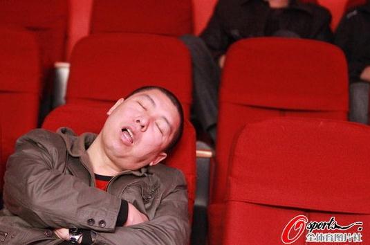 丁俊暉臺球比賽觀眾睡倒一片，92歲老太關注丁俊暉6年，輸球也送紅包