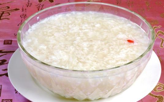 坐月子能喝水嗎？喝米酒有好處嗎？