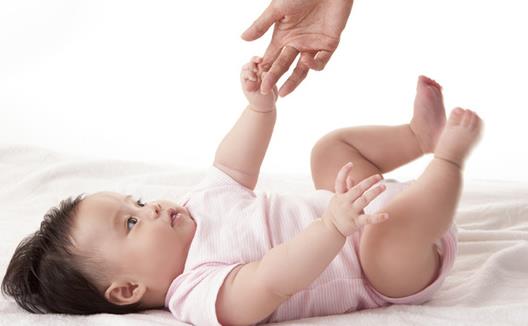 新生兒易嘔吐？如何應(yīng)對寶寶頻繁嘔吐？