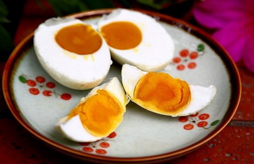 咸鴨蛋有什么營養(yǎng)價值？食用咸鴨蛋的注意事項