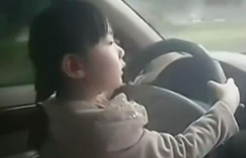 5歲女孩開車上路？孩子出行安全提示