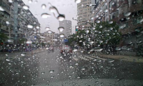 暴雨中開車我們需要注意什么？