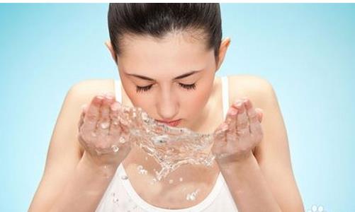 水潤(rùn)肌喝足水 6滴水拯救干燥肌膚
