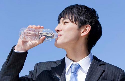 男人多喝水能滋養前列腺