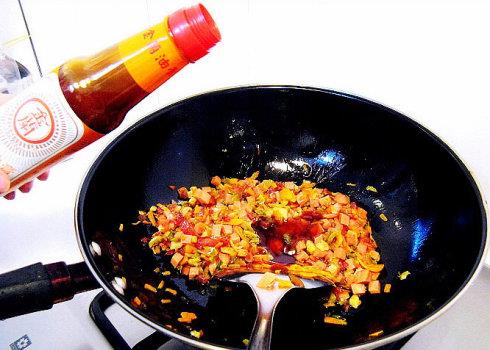 炒菜什么時候放醬油最好？炒菜放醬油的最佳時間