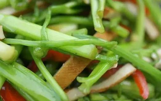 芹菜炒瘦肉美白又瘦身哦！