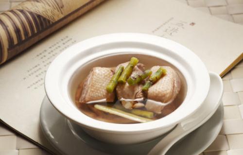 季節(jié)交替腸胃不適？石斛燉豬瘦肉來調(diào)理
