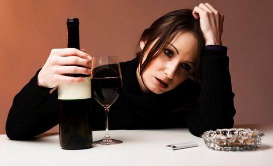 女人抽煙又喝酒？對(duì)卵子危害大！